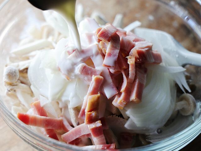 牛乳を入れたら、ゴムベラを使って、底を返すようにしっかりと混ぜる。