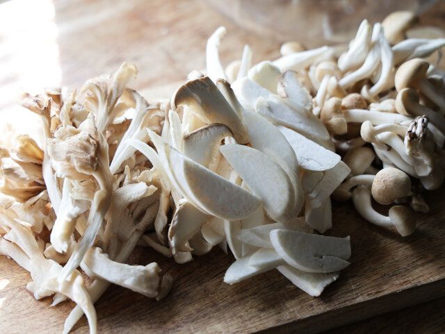 ぶなしめじは固い部分を切り落としてバラし、まいたけは食べやすい大きさに手で裂く。エリンギは縦半分に切ってから斜めの薄切りにする。