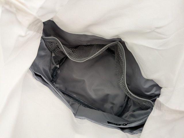 グレーの内布と仕切りポケットが付いた内側