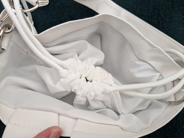 巾着の開口部分をキュッと絞った状態