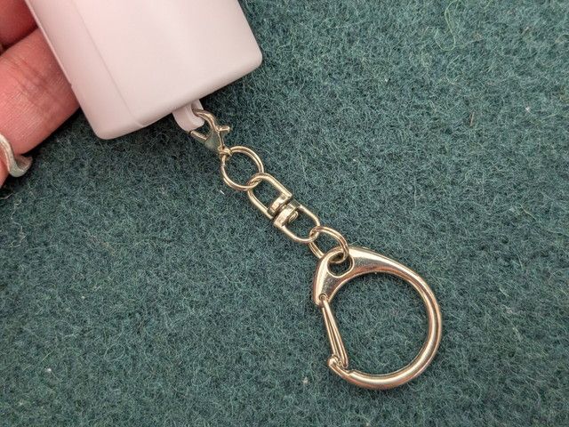 本体下部のキーチェーン金具のアップ