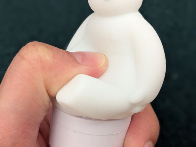 シリコーン製ベイマックス頭部を指で押してぷにっとしている様子