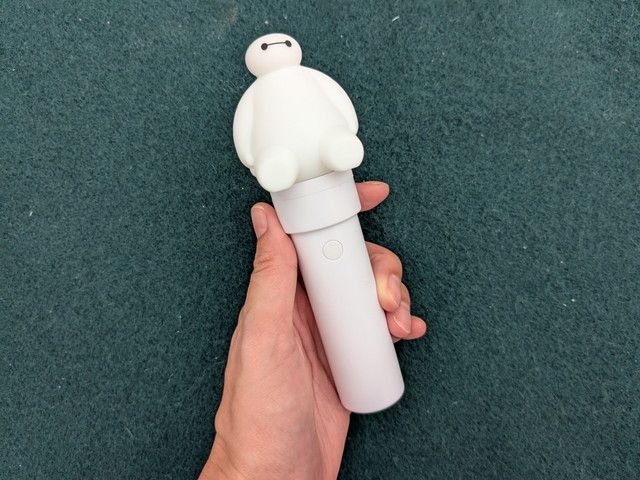 手に持ったベイマックスのぷにぷにペンライト全体