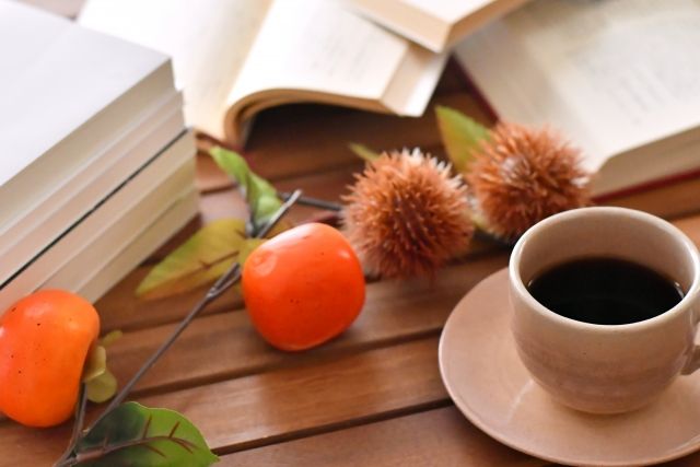 栗と柿とコーヒーと本 秋の読書イメージ