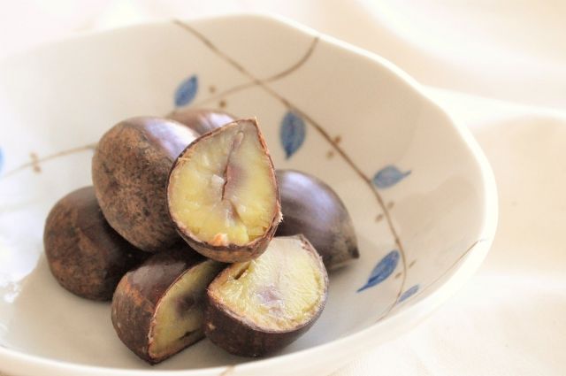小皿に入ったゆで栗 渋皮煮