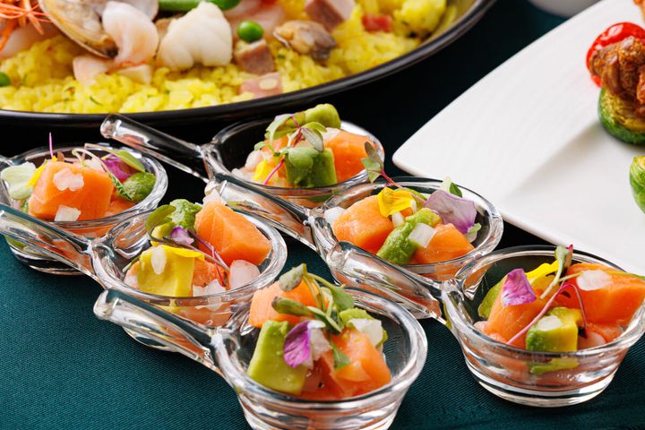 サーモンとアボカドと海老のカクテル