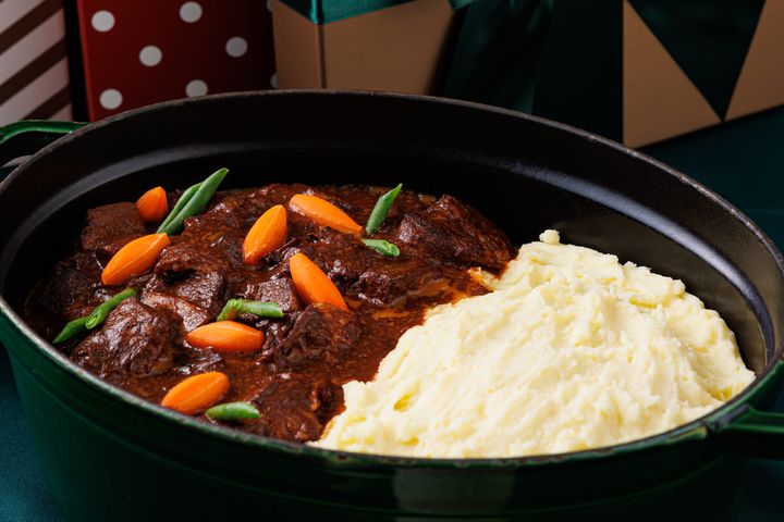 牛肉の赤ワイン煮込みとマッシュポテト