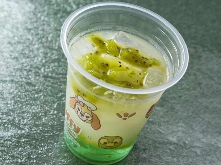 東京ディズニーシー「ダッフィー&フレンズのシークレット・オブ・スノーウィーデイ」スペシャルドリンク（乳酸菌飲料、レモン、キウイ、アップルシロップ）