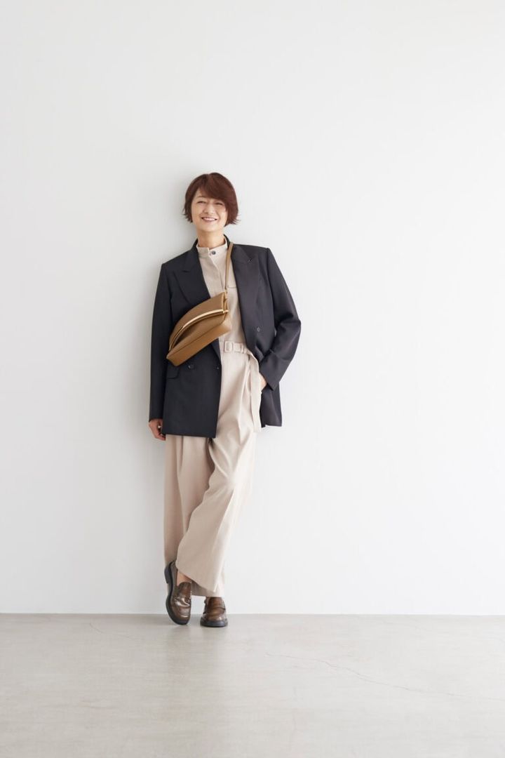 ダブルジャケット¥132,000／トゥモローランド ビー（トゥモローランド 渋谷本店）、オールインワン¥20,900／ノーク、ピアス¥50,600／トムウッド（トムウッド 青山店）、バッグ¥289,300、靴¥113,300／ともにトッズ（トッズ・ジャパン）