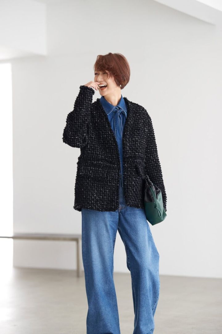 ツイードジャケット¥174,900、シャツ ¥64,900、パンツ¥64,900／すべてドゥロワー（ドゥロワー 青山店）、ピアス¥56,200／トムウッド（トムウッド 青山店）、バッグ¥166,100／ピエール アルディ（ピエール アルディ 東京）