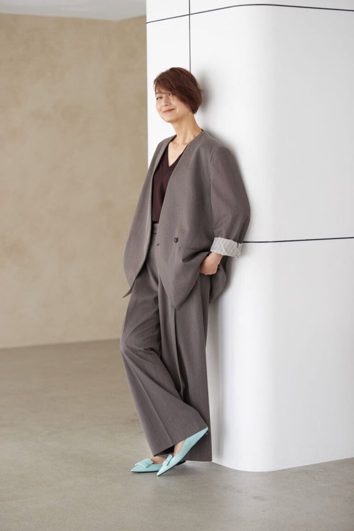 ノーカラージャケット¥63,800、パンツ¥39,600、ニット¥25,300／すべてプルミエ アロンディスモン、ピアス¥168, 300、ネックレス¥440,000／ともにヒロタカ（ヒロタカ 表参道ヒルズ）、靴¥115,500／セルジオ ロッシ（セルジオ ロッシ カスタマーサービス）