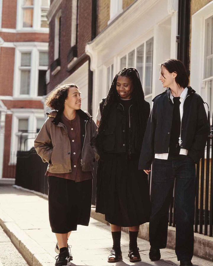 画像: マーガレット・ハウエルのデザインスタジオ周辺の街角で撮影したキャンペーンヴィジュアルは、UKスタッフが自らセレクトしたアイテムを、それぞれお気に入りの私物を合わせたスタイリングで紹介しているのもみどころです！