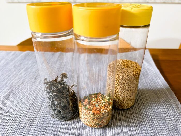 「粉チーズ容器」捨てちゃダメ！家事のプチストレスを解消する、意外な活用法があるんです♪