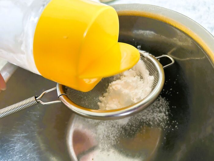 「粉チーズ容器」捨てちゃダメ！家事のプチストレスを解消する、意外な活用法があるんです♪