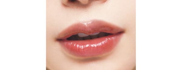 唇は山をオーバー重ねてぽってり