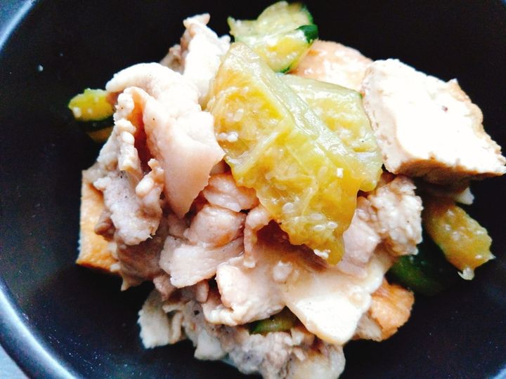 にんにくを効かせてパンチをプラス。豚肉ときゅうり、厚揚げの甘辛炒め