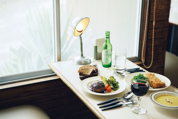 ハンバーグステーキ、ポークカツレツ、cookknollのパン、季節のスープ、グラスワイン、サイダー