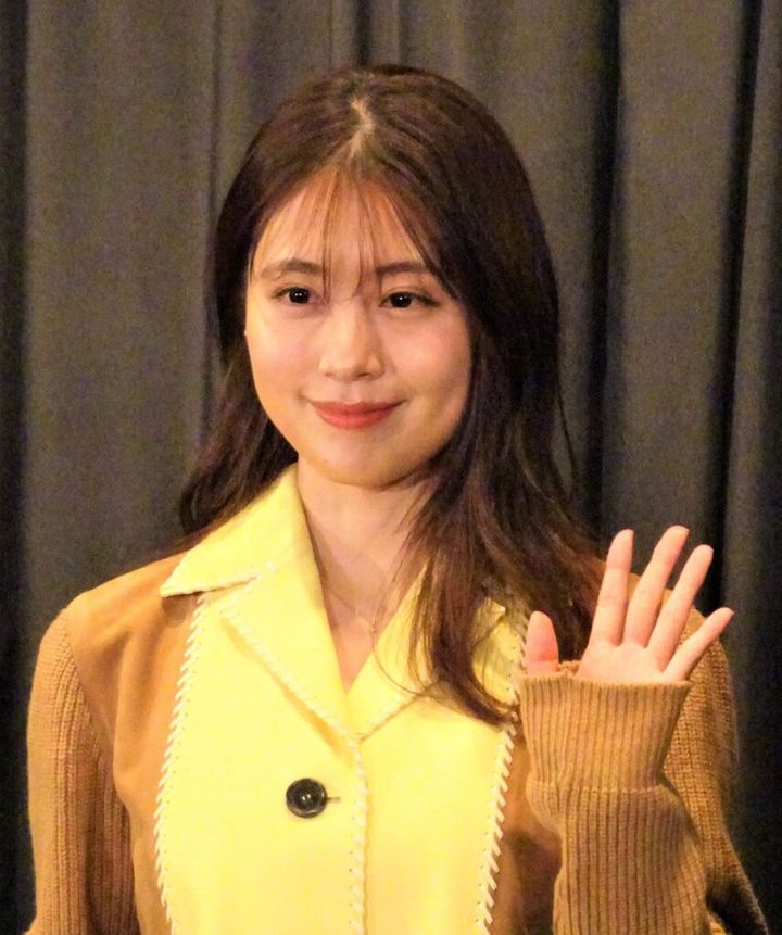 有村架純に「匂わせ」疑惑? 黄色のバッグで髙橋海人との交際示唆か