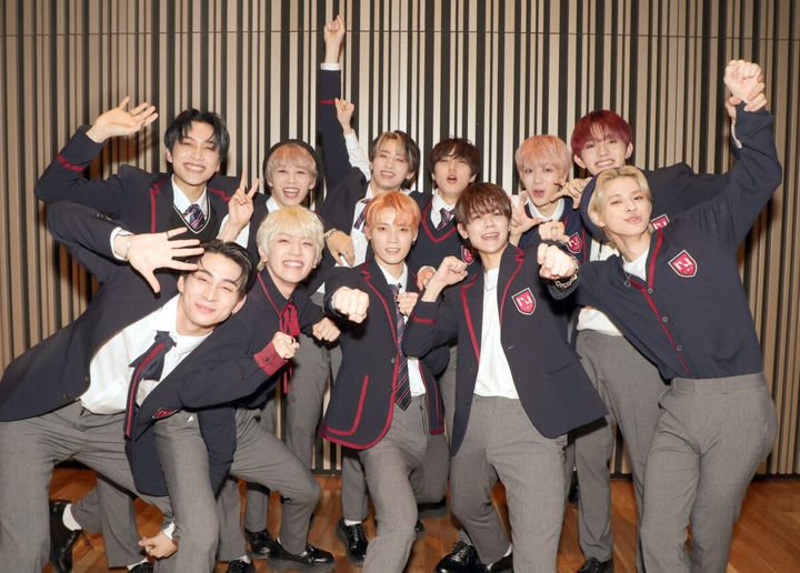 INIの（後列左から）池崎理人（池﨑理人）さん、後藤威尊さん、許豊凡さん、尾崎匠海さん、佐野雄大さん、田島将吾さん（前列左から）西洸人さん、高塚大夢さん、木村柾哉さん、藤牧京介さん、松田迅さん