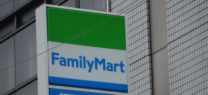 ファミリーマートは「月見」をテーマにした「月見背徳メシ」全10種類を全国の店舗で9月30日から発売しました。