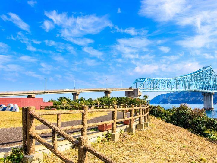 All About ニュース編集部が全国205人を対象に実施した「絶景が楽しめる道の駅」に関するアンケートの調査結果から、「絶景が楽しめると思う長崎県の道の駅」ランキングを発表！ 2位「生月大橋」を抑えた1位は？