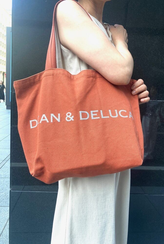 バッグはDEAN & DELUCA
