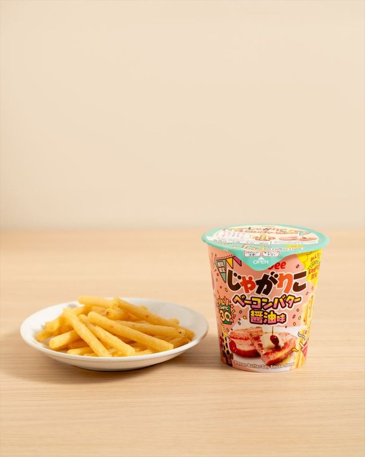 周年記念商品「じゃがりこ ベーコンバター醤油味」のイメージビジュアル