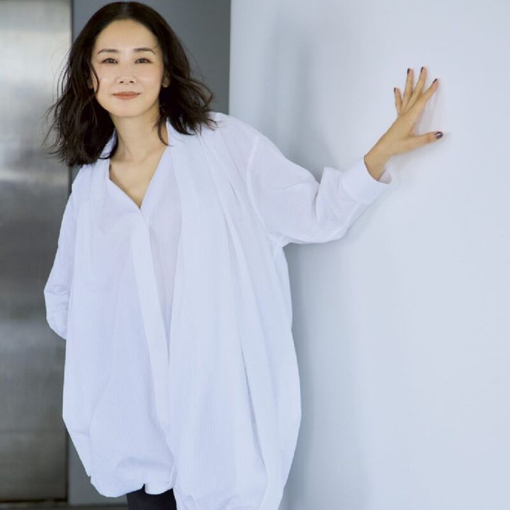 吉田羊さんホワイトシャツ