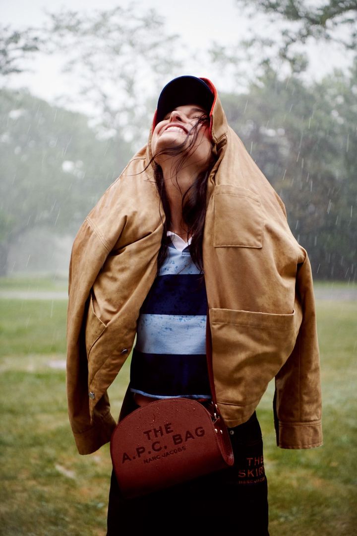 ジャケット ¥88,000 トップ ¥29,700 バッグ ¥84,700 スカート ¥35,200／すべてA.P.C. MARC JACOBS（アー・ペー・セー カスタマーサービス）