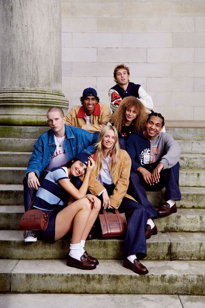 〈最上段〉ジャンパー ¥242,000〈上から２段目・右〉ジャンパー ¥242,000 トップ ¥19,800〈左〉ジャケット ¥88,000 Tシャツ ¥20,900 キャップ ¥19,800〈上から３段目・右〉パーカ ¥69,300 パンツ ¥52,800 ローファー ¥60,500〈左〉デニム ¥77,000 Tシャツ ¥20,900 ネックレス ¥29,700 パンツ ¥52,800〈中央〉ジャケット ¥77,000 シャツ ¥40,700 バッグ ¥78,100 デニムパンツ ¥52,800 ローファー ¥60,500〈下〉シャツ ¥29,700 キャップ ¥19,800 ショルダーバッグ ¥84,700 ローファー ¥60,500／すべてA.P.C. MARC JACOBS（アー・ペー・セー カスタマーサービス）ソックス スニーカー／すべて私物