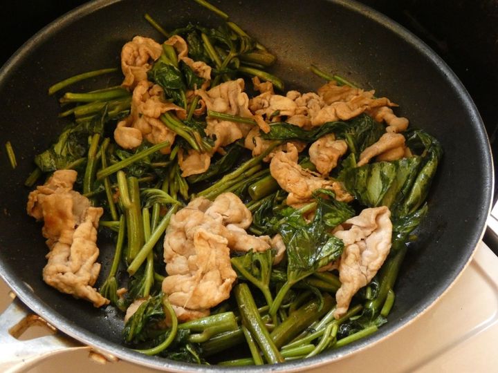 ご飯がモリモリ食べられる！「豚肉と空芯菜のマヨしょう油炒め」
