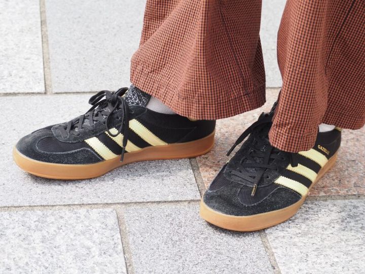 アディダスのスニーカー