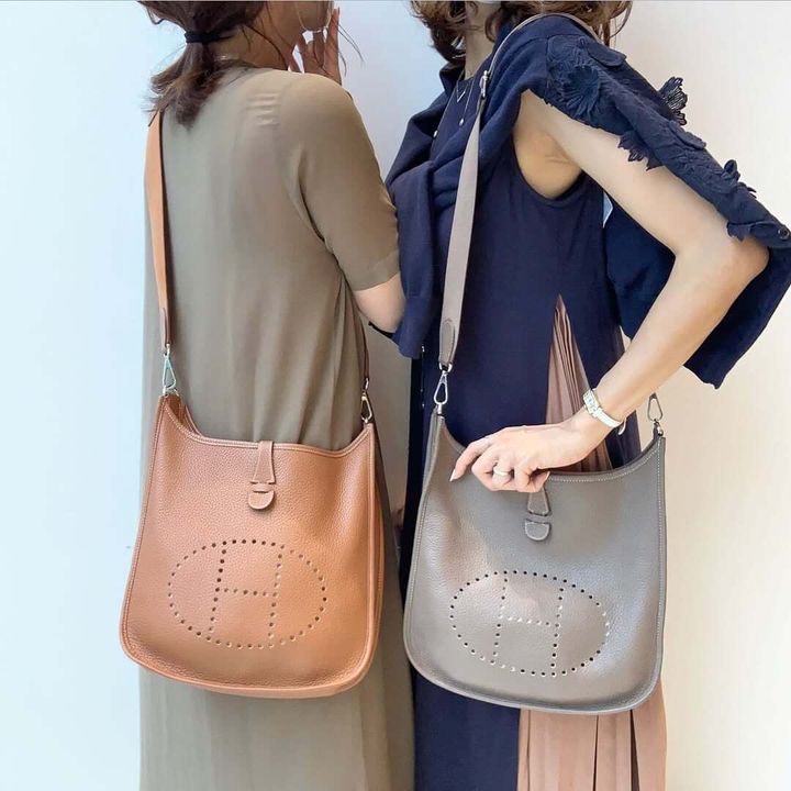 色の異なるエルメスのエブリンを持った女性たち