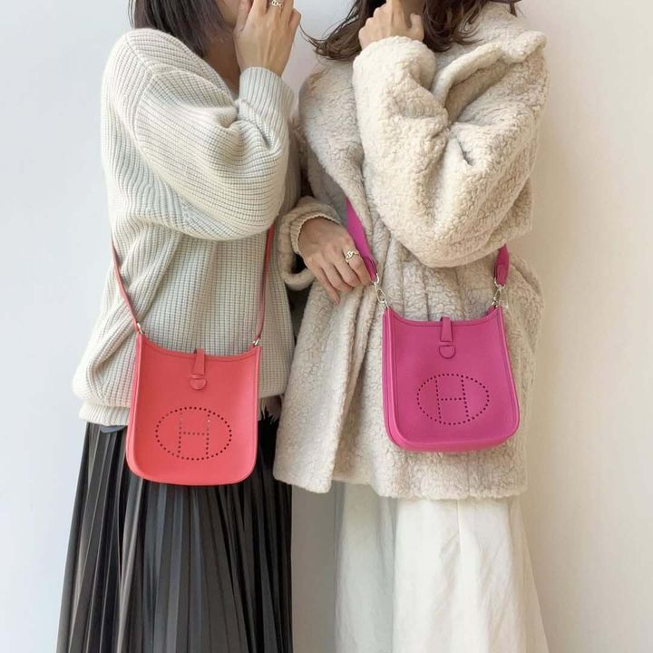 ピンク系カラーのエブリンを持った女性たち