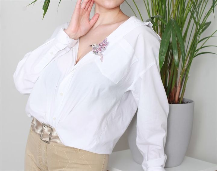 白いブラウスとブローチのコーデ