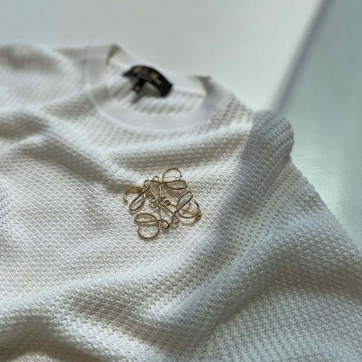 ロエベのブローチが着けられたトップス