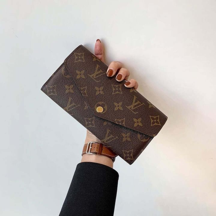 ルイ・ヴィトンの長財布を持った女性