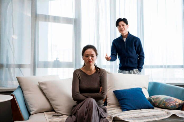 不安になる…社交的な人を恋人にしたくない理由