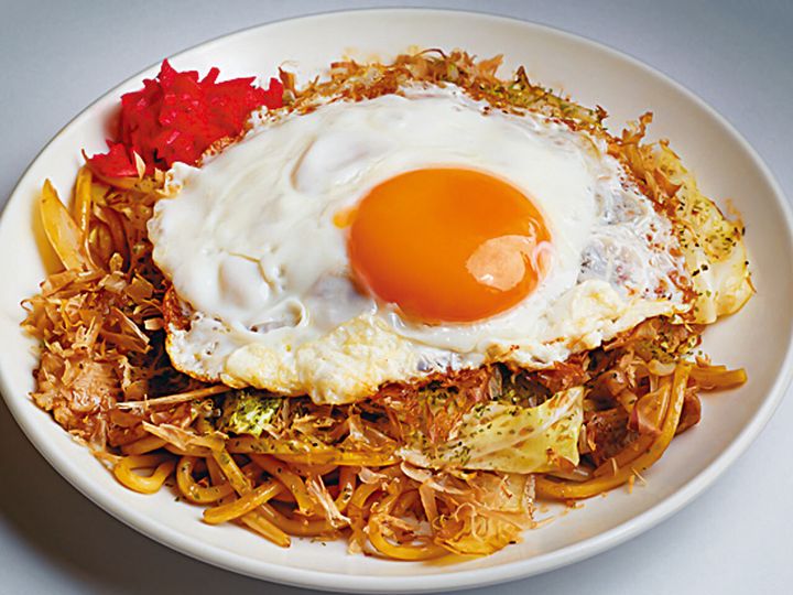 四谷三丁目『居酒屋 なにわ』の「焼きそば」＋目玉焼き