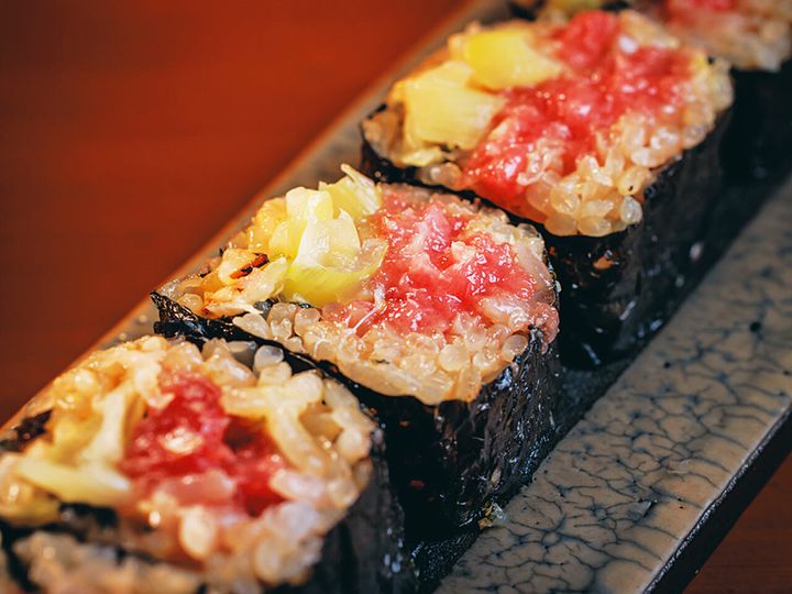 四谷三丁目『継ぐ鮨政』の「焼きネギトロ巻き」