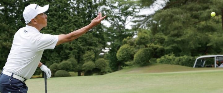 どっちの打ち方が方向が出やすい？ピンに向かって転がるアプローチを解説