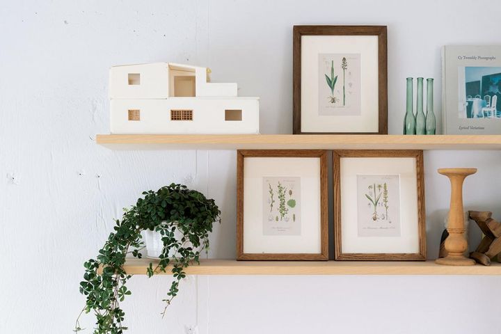 アートを飾ったつくりつけの棚には シュガーバインをアクセントに