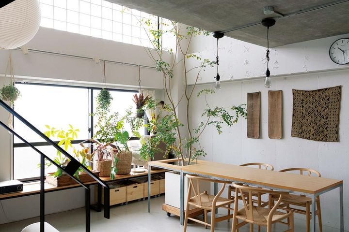 吹き抜けの高さにある窓は、室内には珍しいガラスブロックでm a oさんもお気に入り。「大きな窓の外側にはルーフバルコニーがあるので、いずれ家庭菜園にも挑戦したいです」