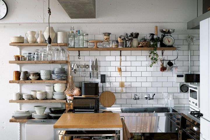 シンプルなキッチンには 気分で切り枝をあしらう