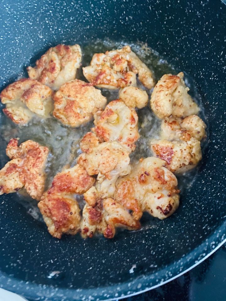 つまみ食いがとまらない「鶏もも肉の柔らかジューシー」