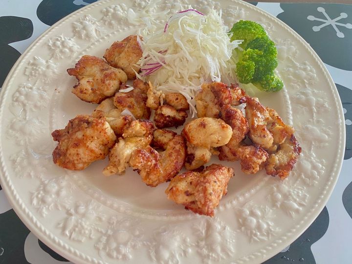 つまみ食いがとまらない「鶏もも肉の柔らかジューシー」