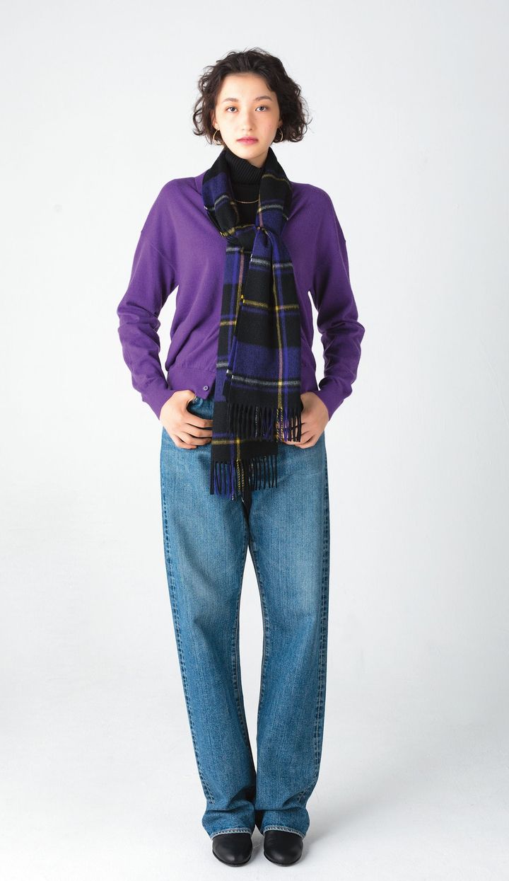 イギリスの老舗テキスタイルブランドのマフラーは、深みのあるタータンチェックがシックな雰囲気。