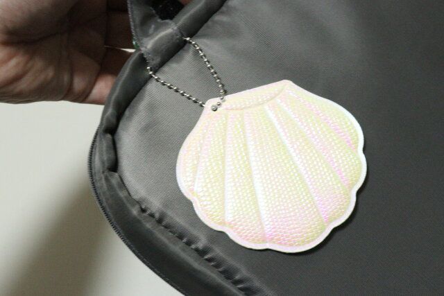 ダイソー ミラーキーホルダー（貝） バッグ 使用例