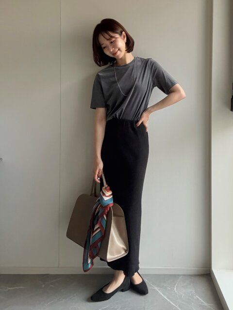 タイトスカートを合わせてレディな印象に！