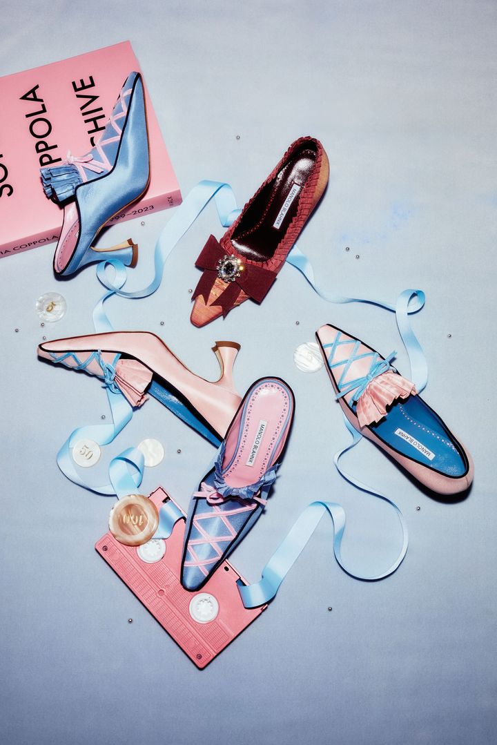 〈左上から時計回りに〉水色のミュール ヒール9cm ¥214,500 赤いフラットシューズ 参考商品 ブルーのリボンをあしらったピンクのパンプス ヒール7cm ¥214,500 水色のミュール ヒール9cm ¥214,500 ブルーのリボンをあしらったピンクのパンプス ヒール7cm ¥214,500／すべてMANOLO BLAHNIK